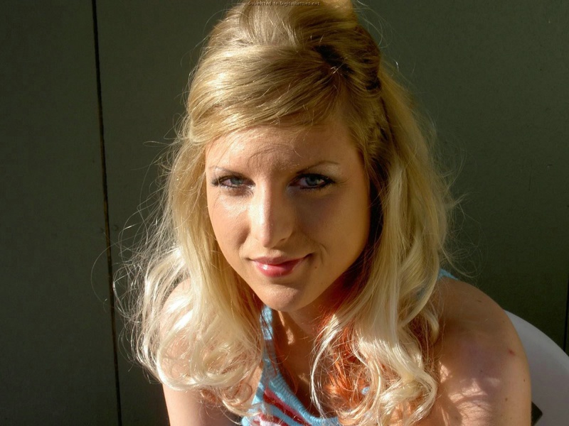 Стройная блондинка в позирует в стрингах - секс порно фото