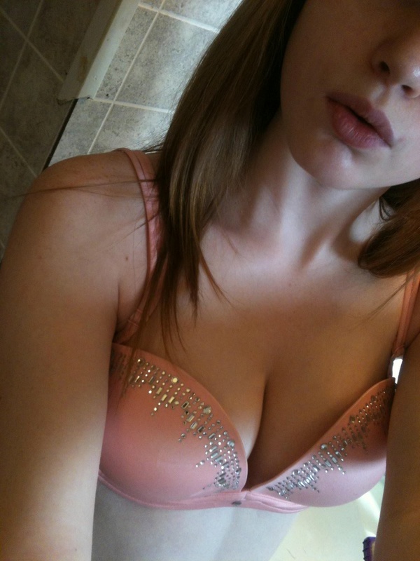 Молодая цыпочка любуется голым телом в зеркале - секс порно фото