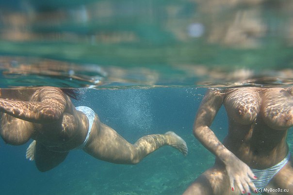 Сорокалетние лесбиянки с большими сиськами на море - секс порно фото