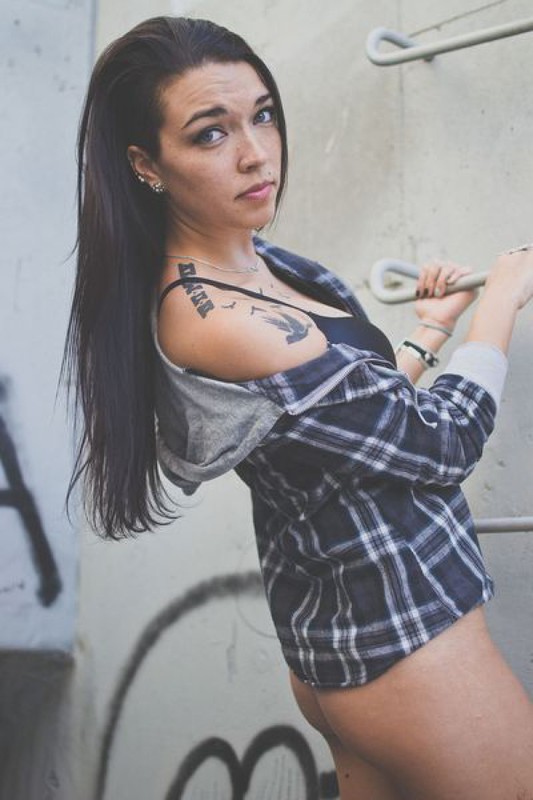Татуированная неформалка разделась возле бетонной стены - секс порно фото