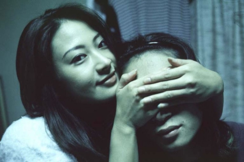 Азиатка раздвинула рогатку в кровати перед своим парнем - секс порно фото