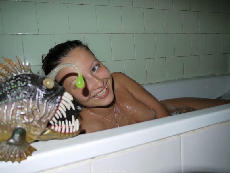 Девушка принимает ванну, попивая шампанское - секс порно фото