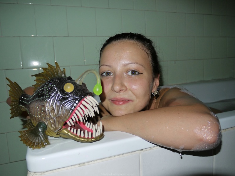 Девушка принимает ванну, попивая шампанское - секс порно фото