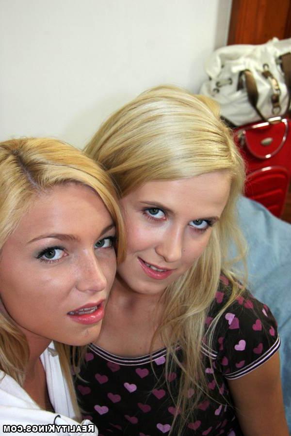 Две блондинки трахаются на кровати с помощью дилдо - секс порно фото