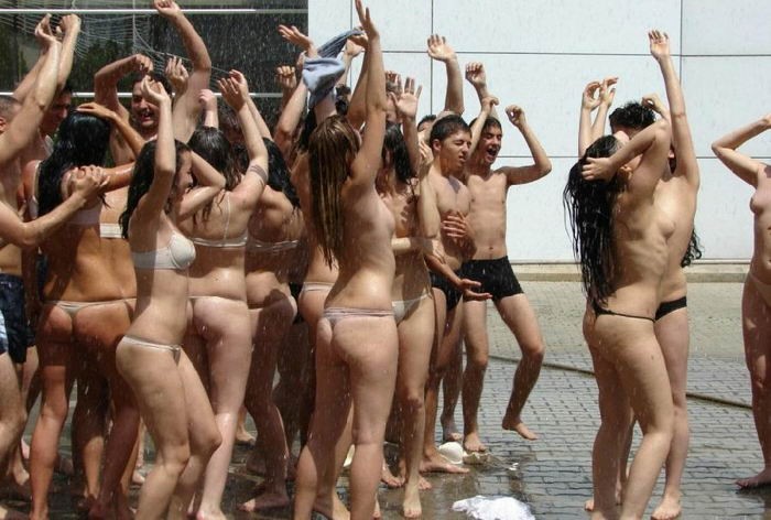 Парни фотографируют сиськи красоток на вечеринках - секс порно фото