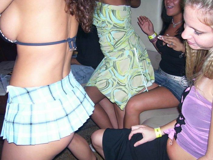 Парни фотографируют сиськи красоток на вечеринках - секс порно фото