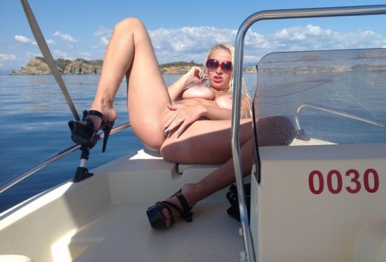 Белокурая туристка разделась на палубе яхты - секс порно фото