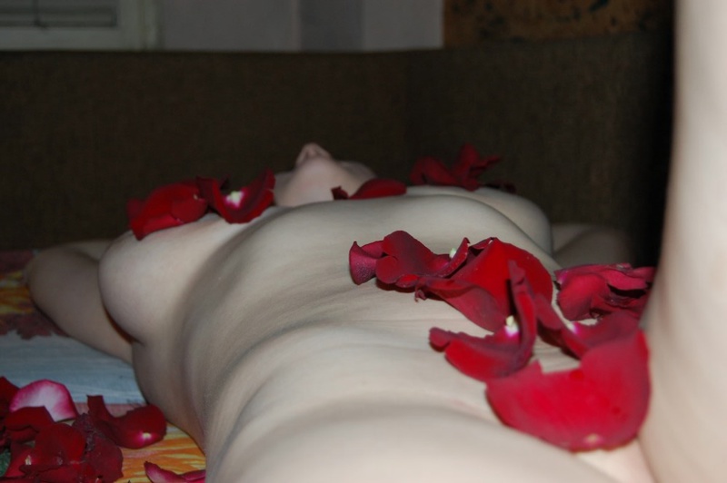 Милашка с большими сиськами обнажилась в лепестках роз - секс порно фото