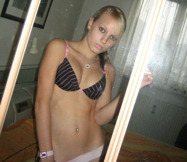 Зеркальные селфи молодых девушек - секс порно фото
