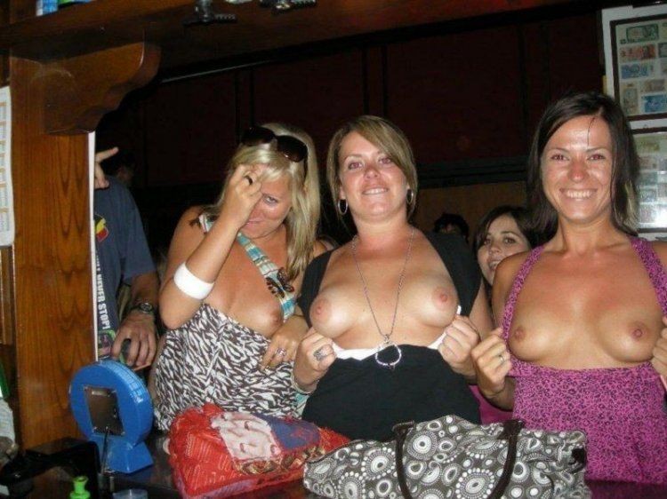 Девушки показывают голые сиськи разных размеров - секс порно фото
